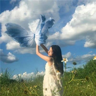 在巨人中间 海报